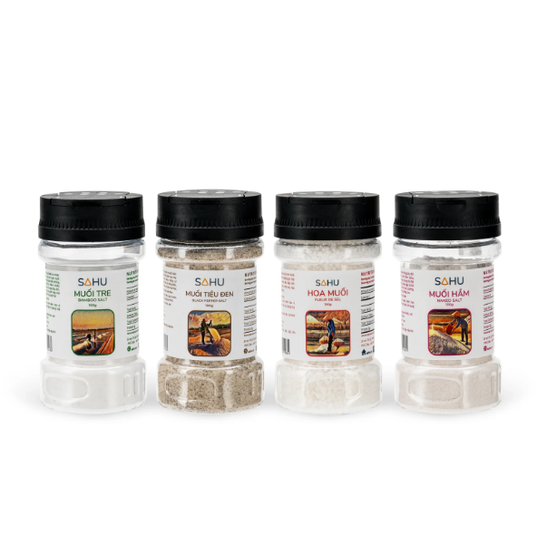 Hộp quà combo 4 lọ muối biển truyền thống Sahu gồm muối tre, muối tiêu đen, hoa muối và muối hẩm.